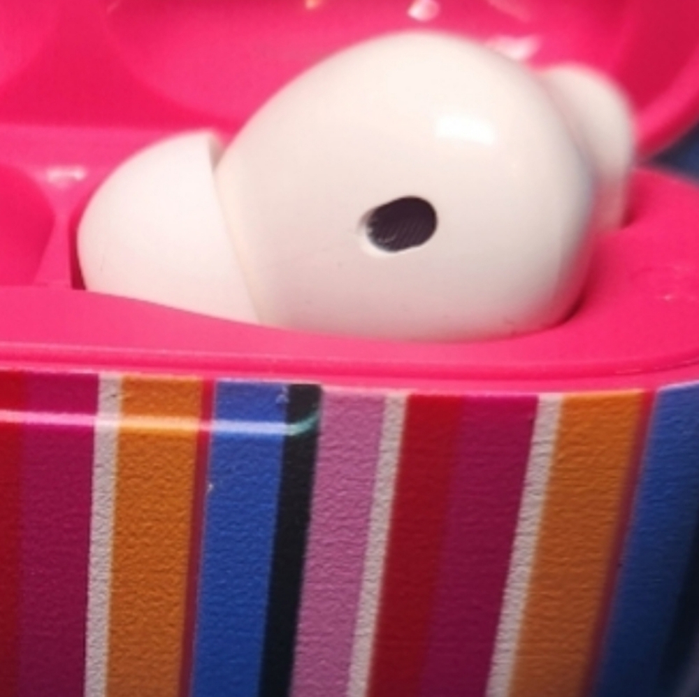 NEW Ear Buds with WIRELESS Charging Case & 3 in 1 Charging Cable. New with tags - Picture 2 of 4